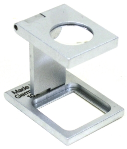 Eschenbach Fadenzähler 8x (Eschenbach, 1256) Fadenzähler aus Metall, silbermatt
Linse: 32 dpt, Durchmesser 15 mm
Vergrößerung: 8x
Meßfeld: 20 x 20 mm
Höhe: 33 mm